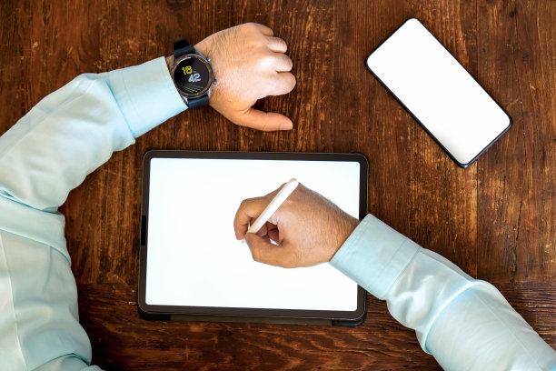 商务人士在专业平板电脑上书写、绘图、做笔记，平板铅笔放在智能手机旁边图片下载