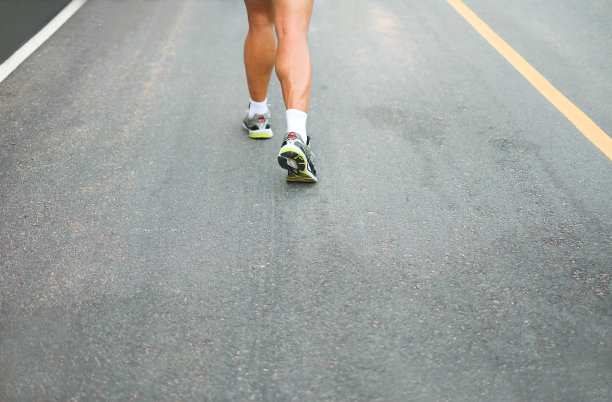 在路上奔跑的男人。图片下载