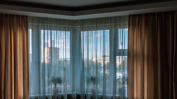 房间里那扇以城市景观为背景的窗户。图片下载