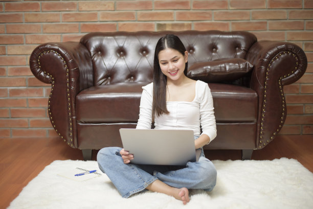 美女在家工作图片下载