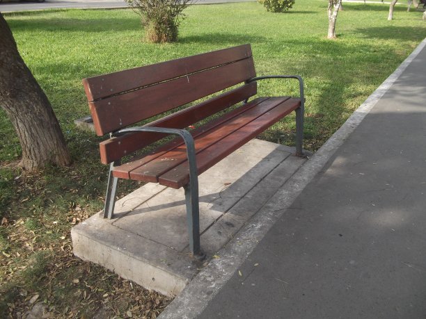 花园旁边的长椅。图片下载