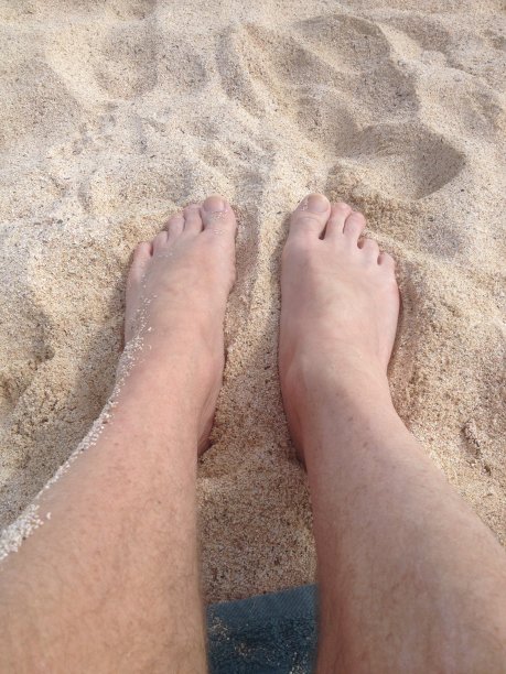 脚在沙滩上图片下载