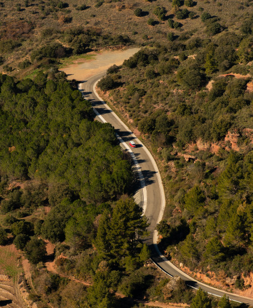 一辆露营车探索着一条金色的日出大道。图片下载