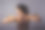 运动强壮健康快乐的女人训练与哑铃在运动顶部在紫罗兰的背景。特写肖像。后视图。这个概念图片下载