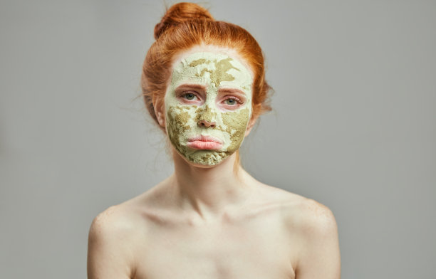 生活方式，爱好，空闲时间。愤怒的女孩不喜欢整容手术图片下载