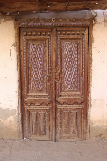 卢克索伊斯纳街道上，设计精美的古老木门图片下载