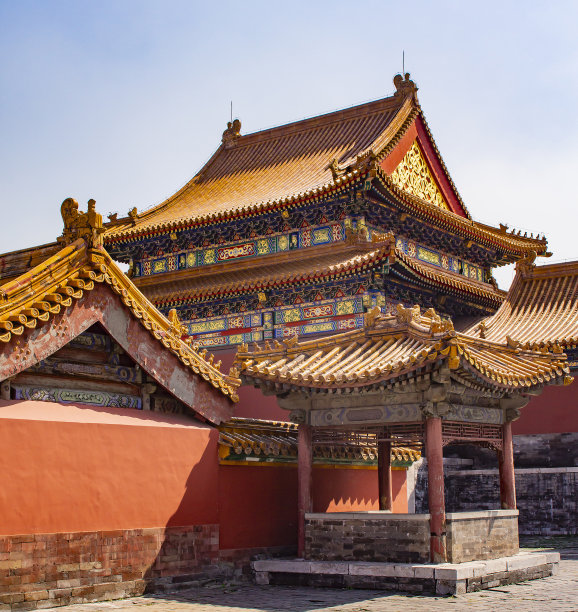 在紫禁城的亭子里。紫禁城的屋顶。中式的屋顶。这是在阳光明媚的天气里拍摄的紫禁城一栋房屋的照片图片下载