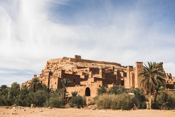 在瓦尔扎扎特的Ait Ben hadou ksar。欢迎来到摩洛哥。受欢迎的旅游地标和古老的传统阿拉伯建筑。图片下载