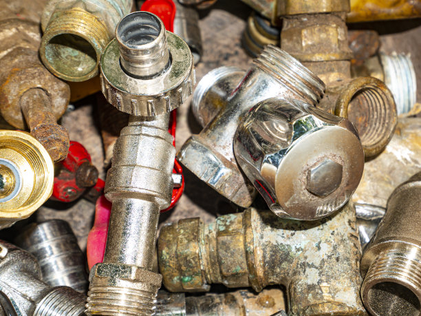 带阀门的旧水龙头。图片下载