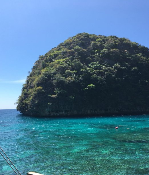 泰国群岛上的一个无人居住的岛屿图片下载