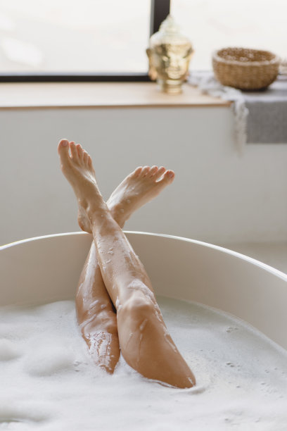 漂亮女人的腿泡在浴缸里图片下载