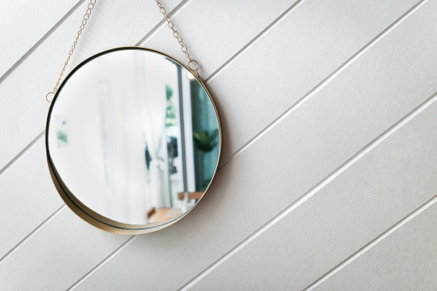 白色背景上的圆镜图片下载