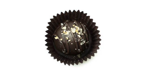 美味，圆形，巧克力糖果包装与坚果在白色的背景图片下载