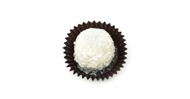 美味，圆形，巧克力糖果包装与坚果在白色的背景图片下载