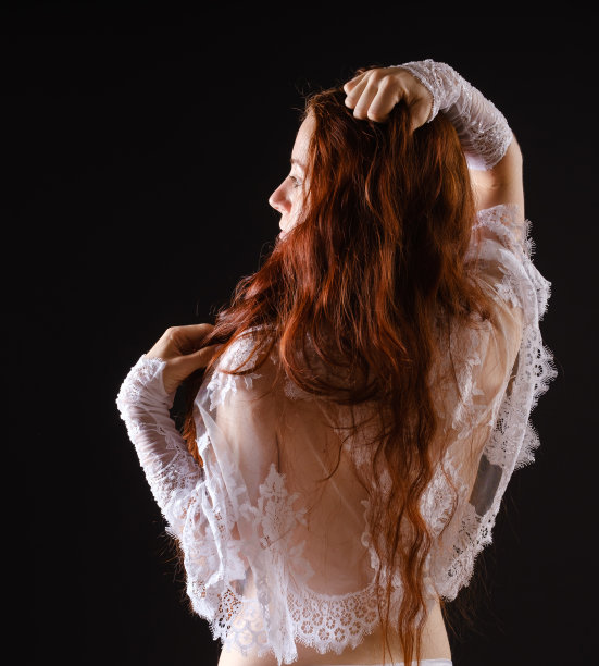 黑色头发上长着红色长发的女人图片下载