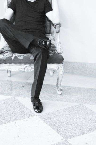 舞者的腿在运动。黑色的连衣裙图片下载