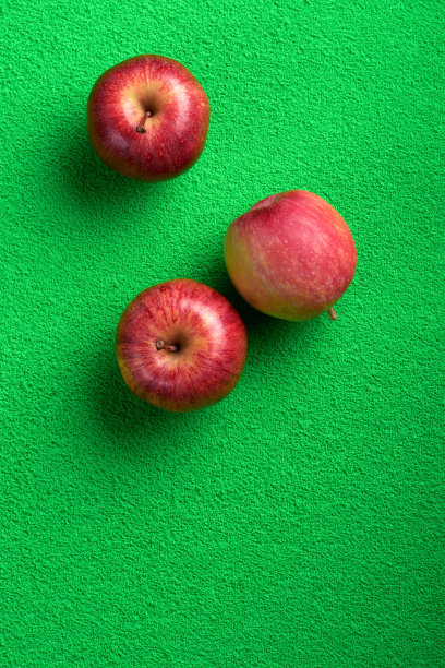 绿色背景上的成熟的红苹果。有选择性的重点图片下载
