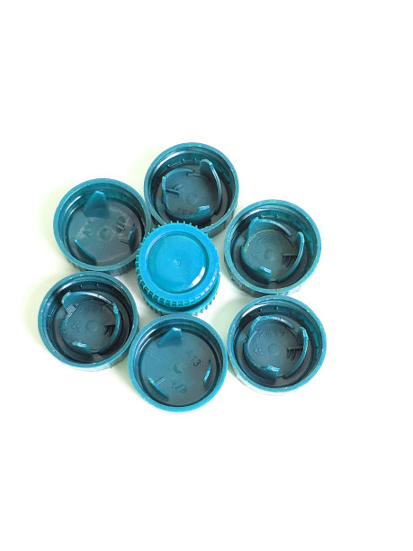 蓝色瓶盖，极好的回收原料图片下载