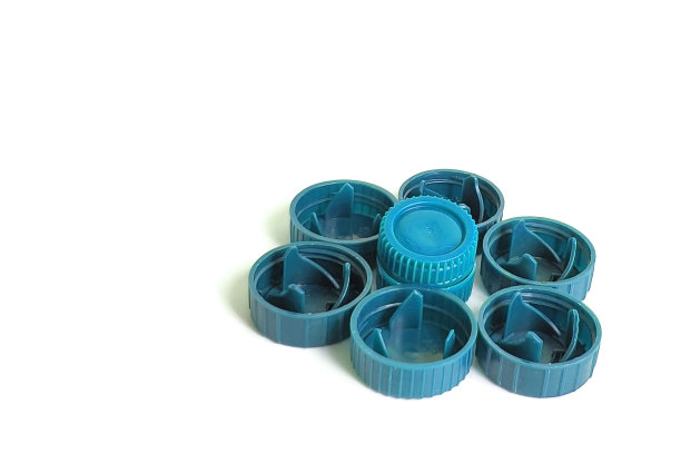 蓝色瓶盖，极好的回收原料图片下载