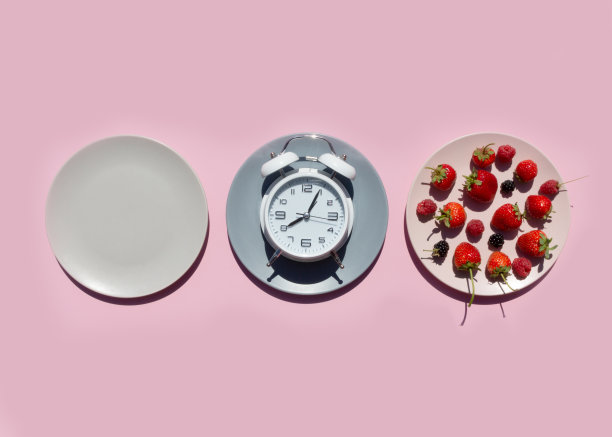 间歇禁食的概念与空多彩的盘子。盘子里有浆果，草莓，覆盆子，黑莓。减肥的时间，饮食控制或饮食概念的时间。图片下载