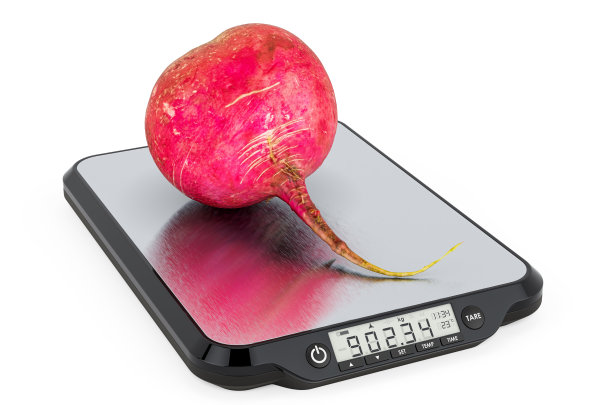 厨房鳞片配红大萝卜。3D渲染孤立的白色背景图片下载