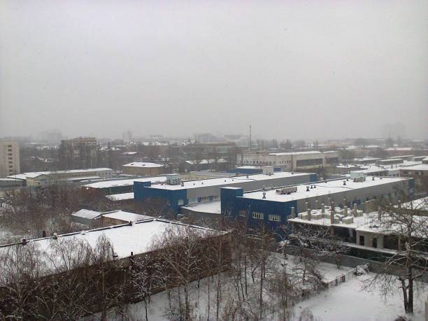 冬天白雪皑皑的老城工业区图片下载