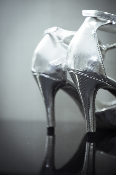 女人们闪亮的高跟鞋和非常高的女鞋。没有人图片下载