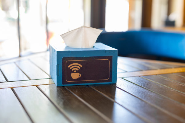 咖啡馆桌上的餐巾纸图片下载