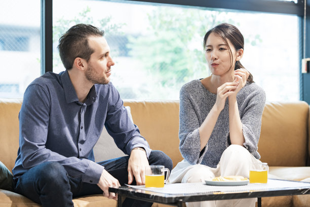 男人和女人聊天的图片图片下载