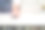 一个男人的手拿着一张信用卡穿过安全隔板图片下载