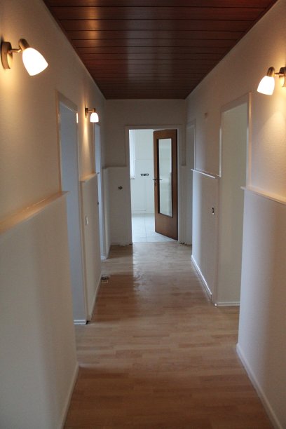 垂直拍摄的一个经典的黄色木材家庭内部图片下载