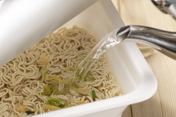 加入热水，吃速溶烧饼图片下载