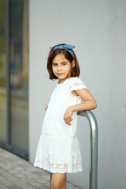 日落时分，可爱的女孩在城市街道上摆姿势图片下载