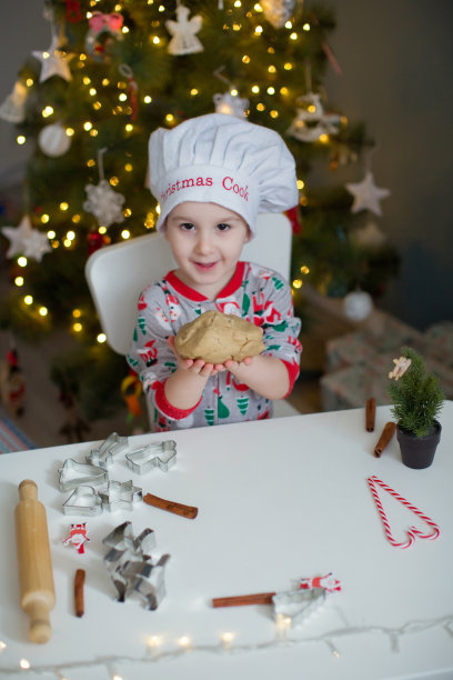 孩子在做圣诞饼干图片下载