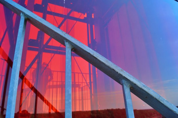 勃兰登堡的Biorama观察塔，红色玻璃和钢结构图片下载