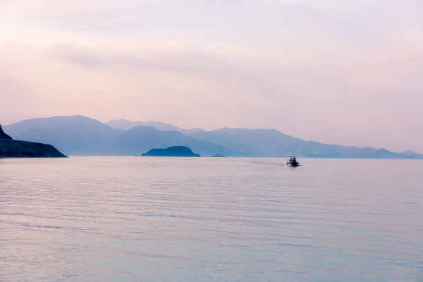 日落时分的凡湖和山峦，土耳其东部图片下载