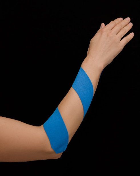 肌内西奥胶带上女性手孤立在黑色背景。慢性疼痛，替代药物。康复治疗和理疗。图片下载