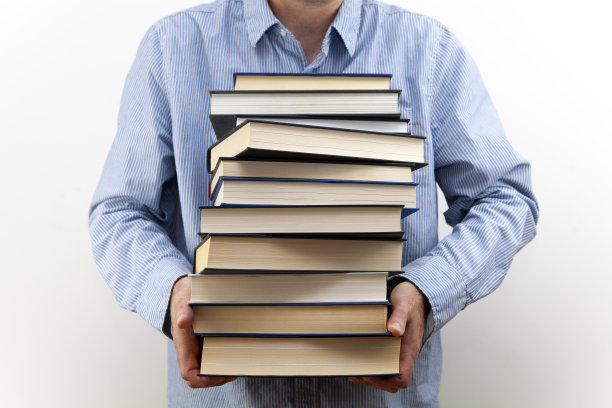 拿着一堆书的男人图片下载