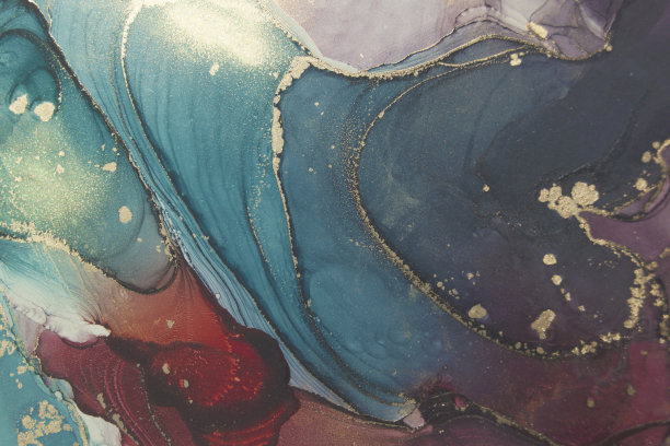 高分辨率豪华抽象流体艺术绘画在酒精墨水技术，混合蓝色，绿色和紫色油漆。仿大理石石材切割，纹理金光闪闪。温柔而梦幻的设计。图片下载