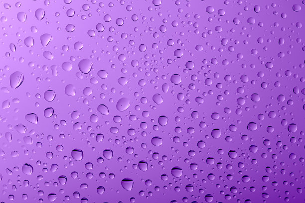 水的质地。滴在紫色的表面上图片下载