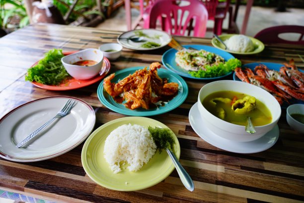 桌上的泰国菜图片下载