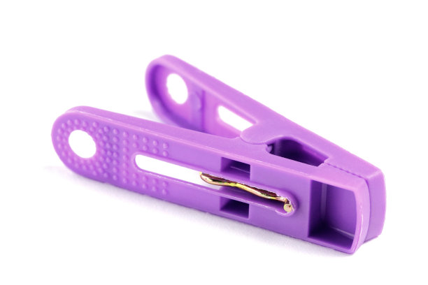 淡紫色衣夹在白色背景上，孤立，特写。图片下载