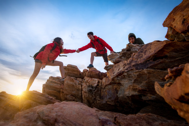 爬山的人。图片下载