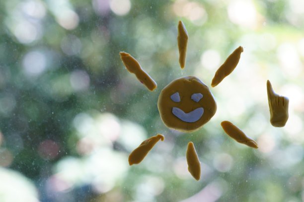 窗户上微笑的太阳的身影。图片下载