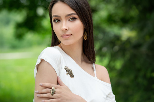 近距离肖像优雅奢侈的女人在时髦的银饰。优雅的发型，时尚的妆容图片下载