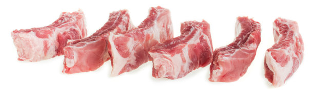 切成薄片的生排骨放在白色的背景上，孤立图片下载