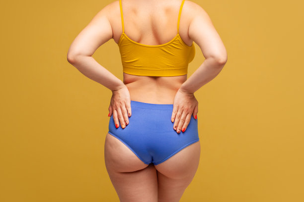 女人在彩色内衣与色调臀部在黄色背景图片下载