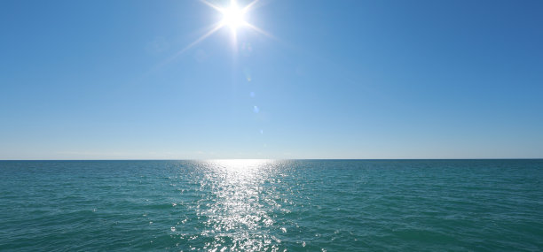 五彩缤纷的海面落日，橙色的太阳图片下载