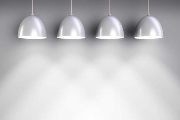 在一堵明亮的墙上有四盏发光的吊灯。图片下载
