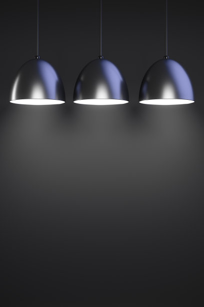 三盏黑色吊灯。黑暗的背景。图片下载